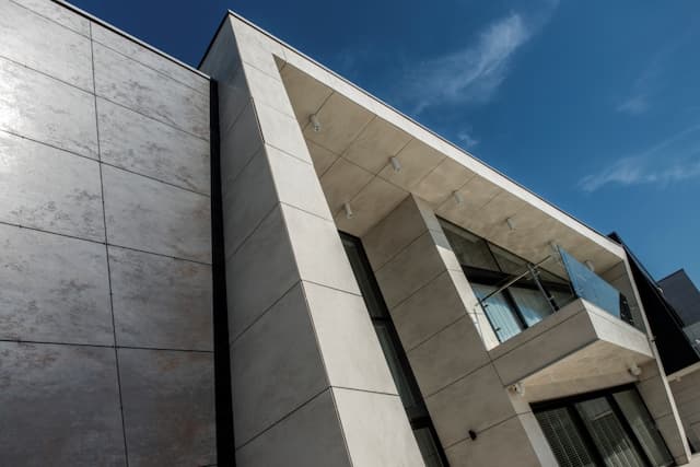 A Comprehensive Guide to Selecting Durable Cladding Tiles for Building Exteriors