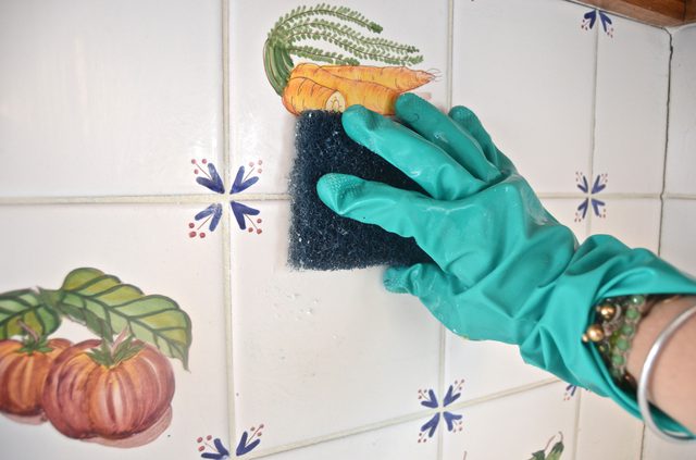 چطور کاشی‌های آشپزخانه را رنگ کنیم